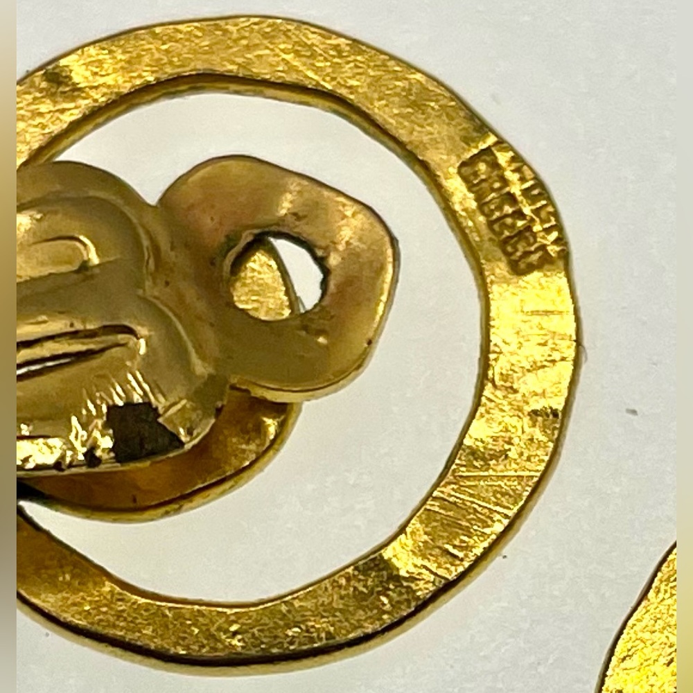 Vintage Gold Tone Hammered Scroll Design Dangle Clip In Earrings Made in Greece - Picture 4 of 9